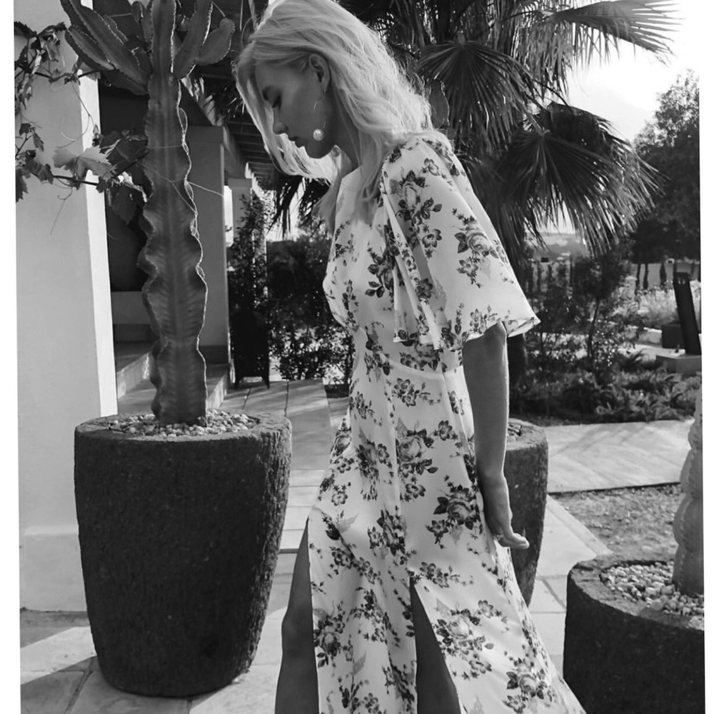 ✖️SOLD✖️LES REVERIES Petal Sleeve Slit Front Dress - Picture 3 of 14